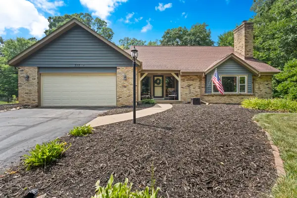 717 St Johns Dr, Delafield, WI 53018