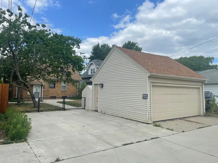 4626 N Ironwood Ln, Glendale, WI 53209 - #2