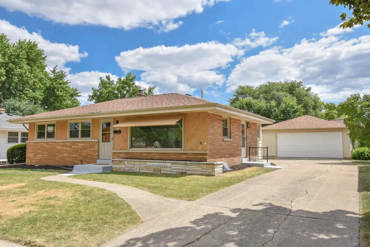 3762 S 77th St, Milwaukee, WI 53220 - #1