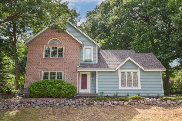 2902 Berkshire Dr, Waukesha, WI 53188