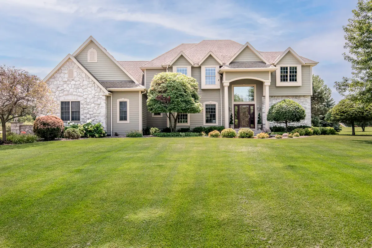 N16W29803 Brookstone Cir, Delafield, WI 53072 - #1