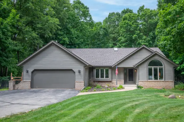 N64W33946 Lakeview Dr, Merton, WI 53066