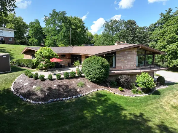 410 Oak Hill Rd, Walworth, WI 53184