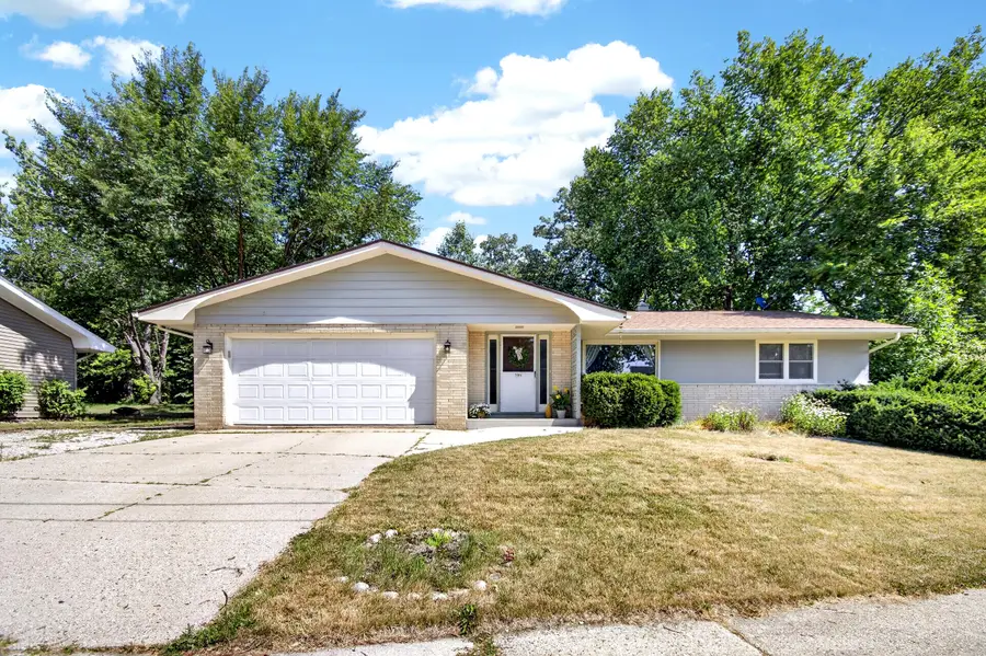586 Oak St, Burlington, WI 53105 - #2