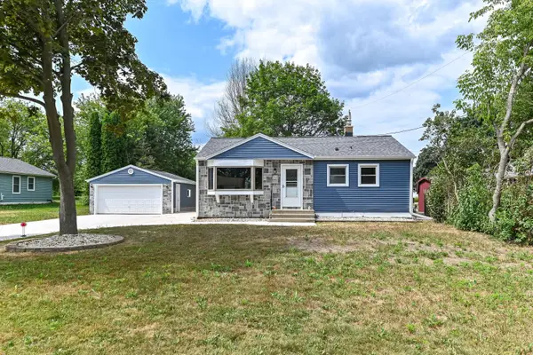 W190S7635 Circle Dr, Muskego, WI 53150