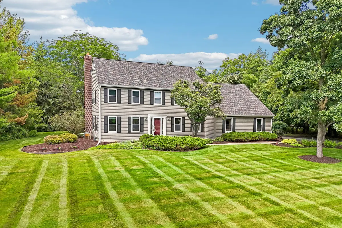 237 Hickory Dr, Delafield, WI 53018 - #1