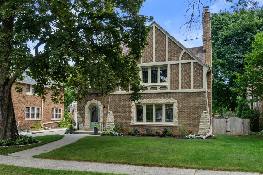 4914 N Woodburn St, Whitefish Bay, WI 53217 - #2