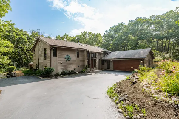 N1W31275 Hickory Hollow Ct, Delafield, WI 53018