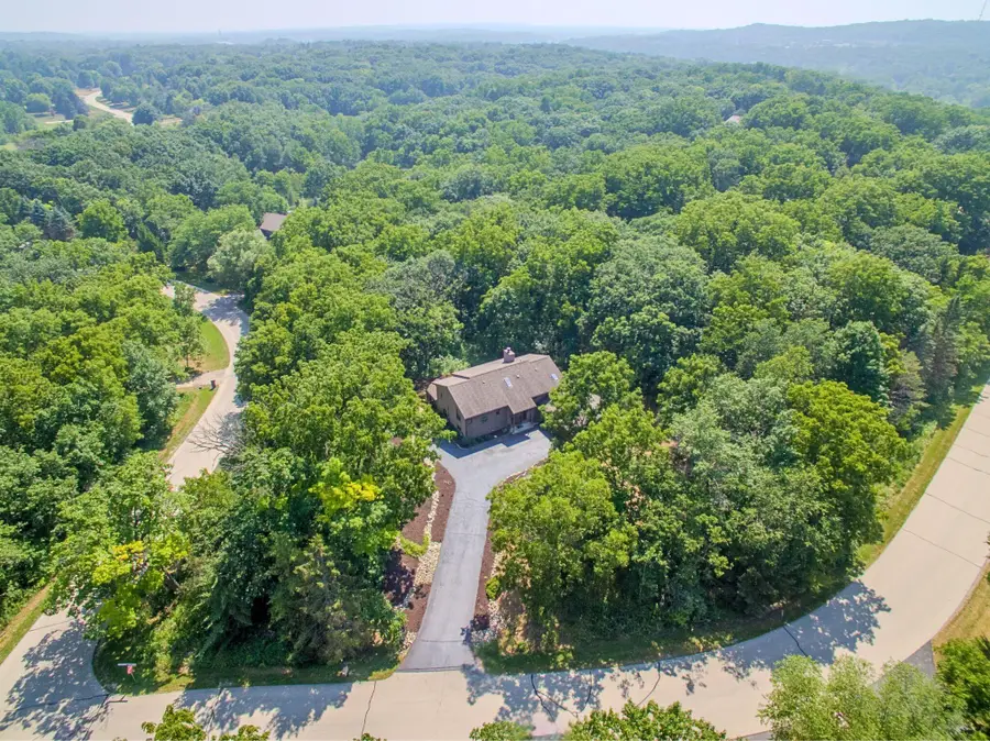 N1W31275 Hickory Hollow Ct, Delafield, WI 53018 - #2