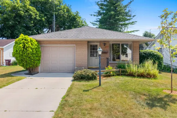 2027 Markham St, Manitowoc, WI 54220