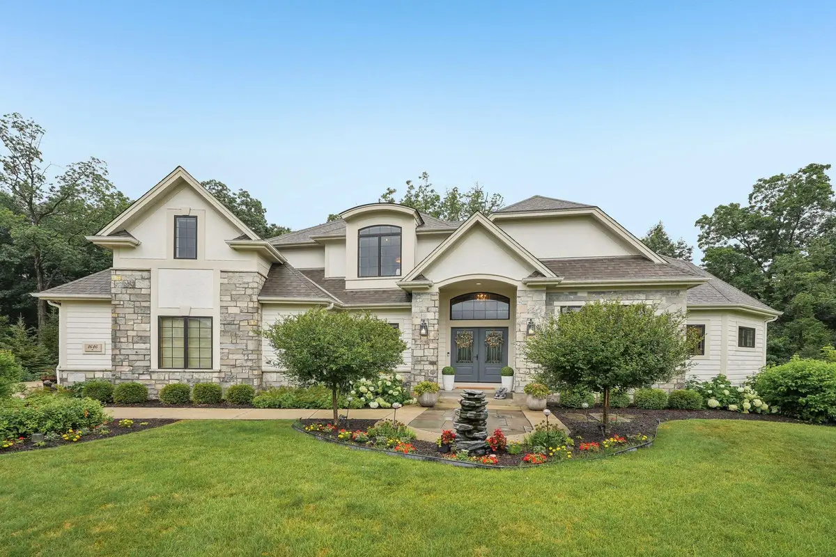 1646 Twisted Oak Ct, Hartland, WI 53029 - #1