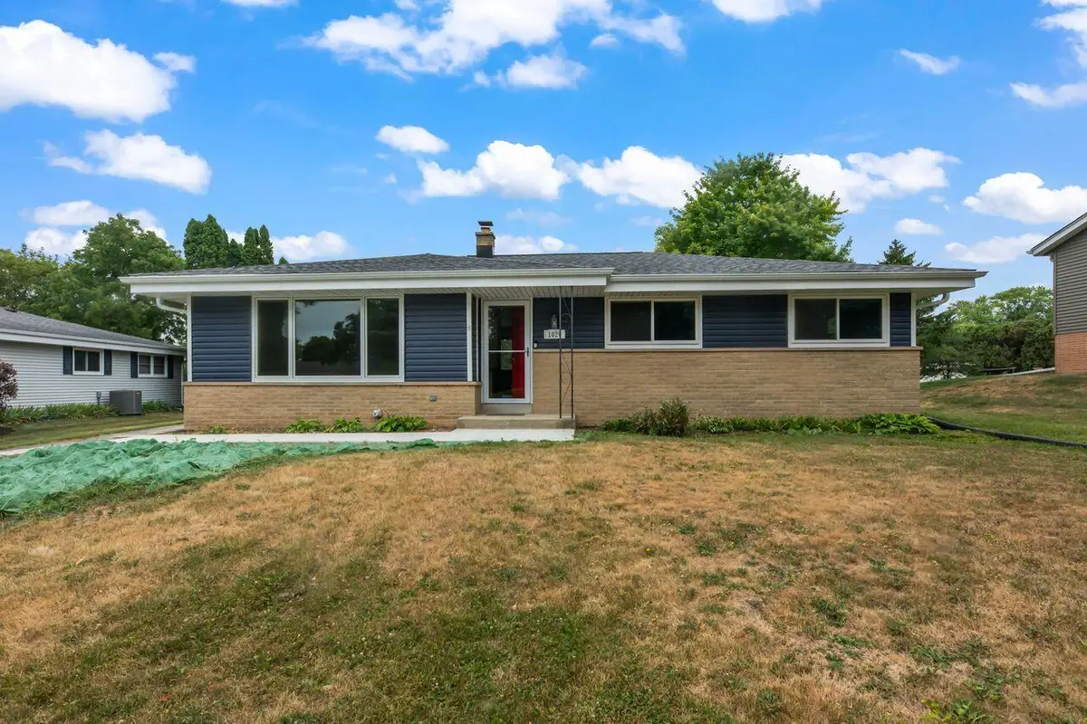 1020 Lilac Ln, Pewaukee, WI 53072 - #1