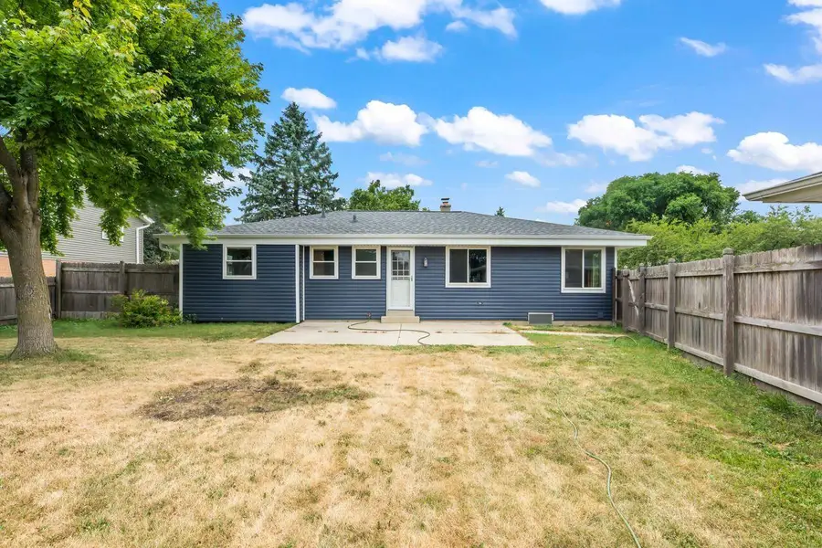 1020 Lilac Ln, Pewaukee, WI 53072 - #2