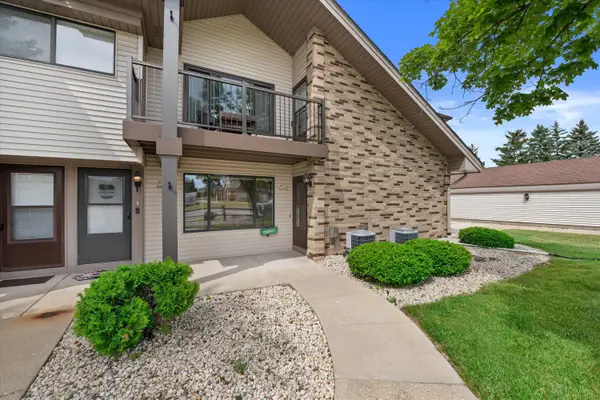 W176N9763 Rivercrest Dr, Germantown, WI 53022