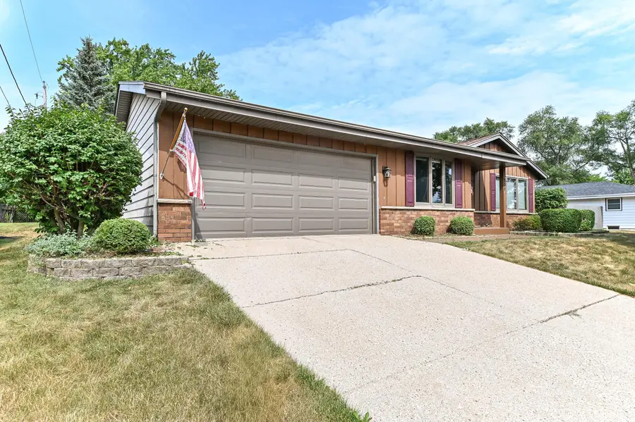 209 Parkview Dr, Burlington, WI 53105 - #3