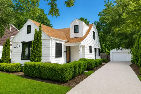 1018 E Hampton Rd, Whitefish Bay, WI 53217
