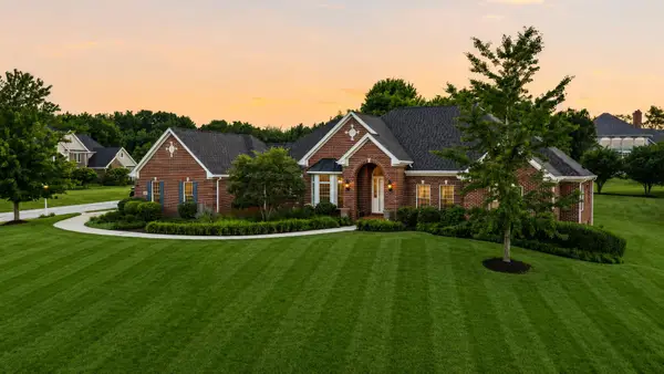 232 Steeple Pointe Cir, Delafield, WI 53018