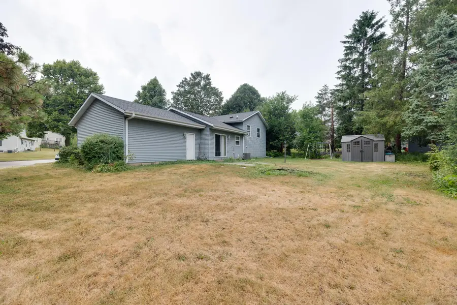 105 Joellen Dr, Waukesha, WI 53188 - #3