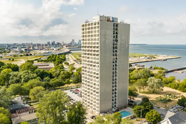 2525 S Shore Dr, Milwaukee, WI 53207