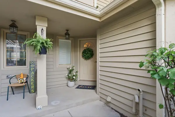 W240N2160 Dorchester Dr, Pewaukee, WI 53072