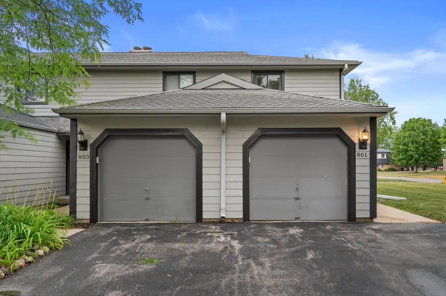 801 S Imperial Dr, Hartland, WI 53029 - #2