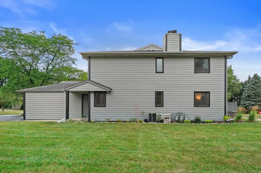 801 S Imperial Dr, Hartland, WI 53029 - #3