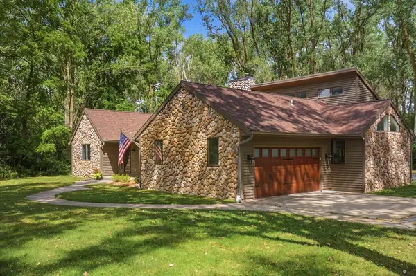19800 W Briar Ridge Dr, Brookfield, WI 53045