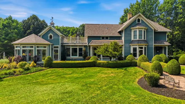 12921 N Fox Hollow Rd, Mequon, WI 53097