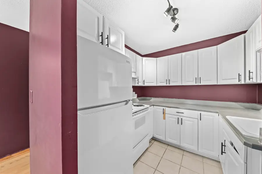 929 N Astor St, Milwaukee, WI 53202 - #2