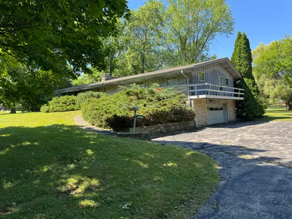 10117 N Greenview Dr, Mequon, WI 53092