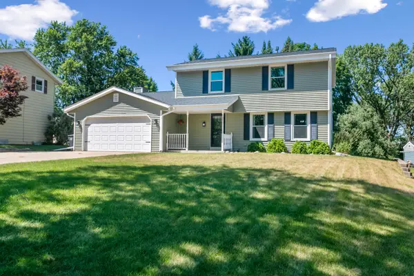 241 Parkview Ct, Pewaukee, WI 53072