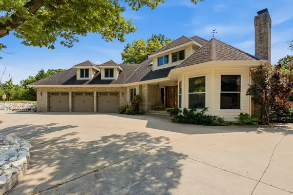 S86W30485 Stonegate Dr, Mukwonago, WI 53149