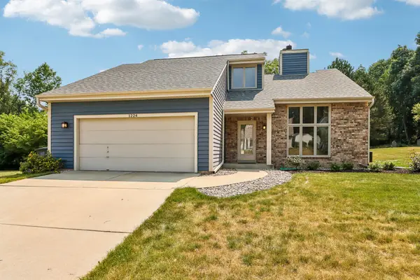 1224 Riverton Dr, Mukwonago, WI 53149