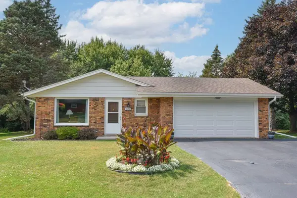 211 Oakview Dr, Slinger, WI 53086