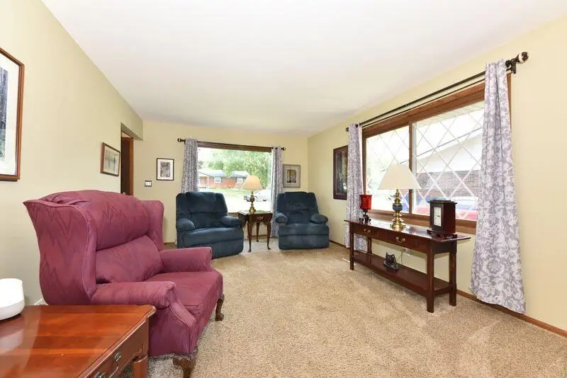 211 Oakview Dr, Slinger, WI 53086 - #2