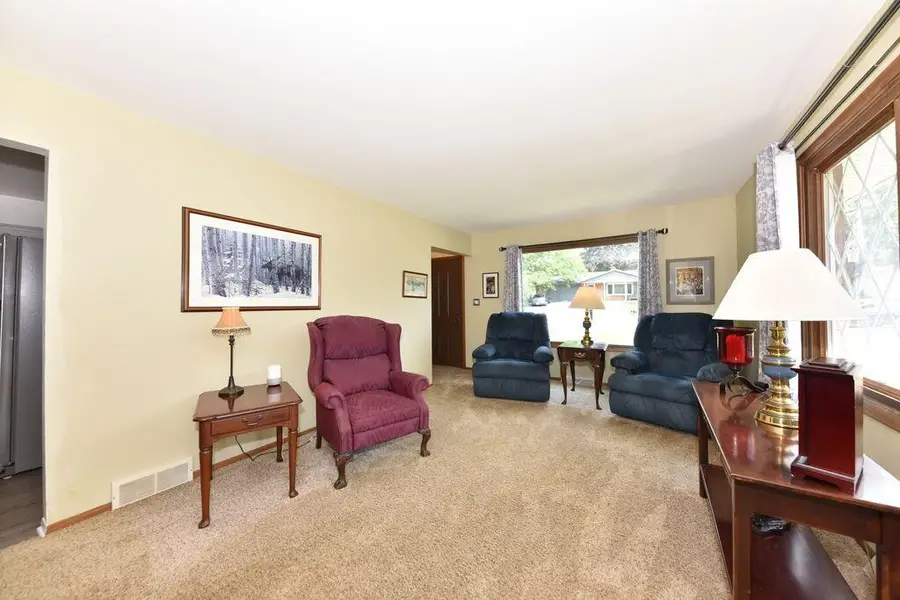 211 Oakview Dr, Slinger, WI 53086 - #3