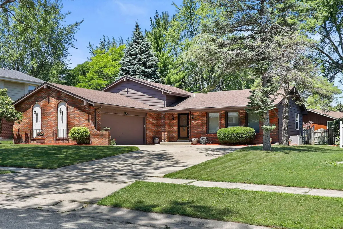 480 E Arthur Dr, Oak Creek, WI 53154 - #1