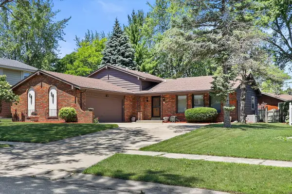 480 E Arthur Dr, Oak Creek, WI 53154