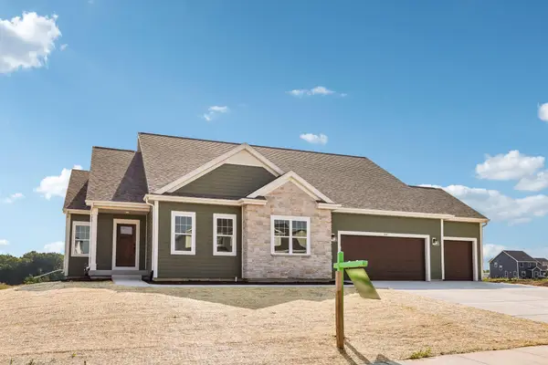 438 Sandstone St, Slinger, WI 53086