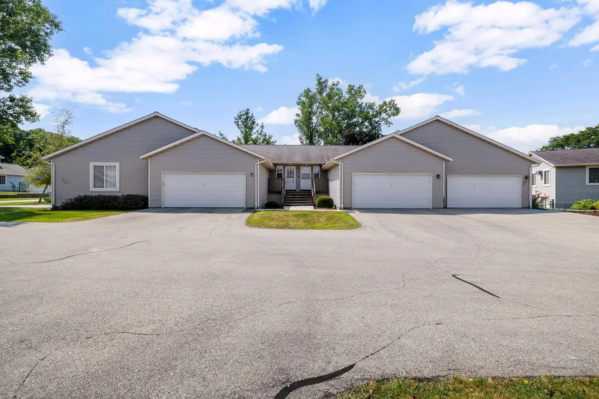 517 Slinger Rd, Slinger, WI 53086 - #1