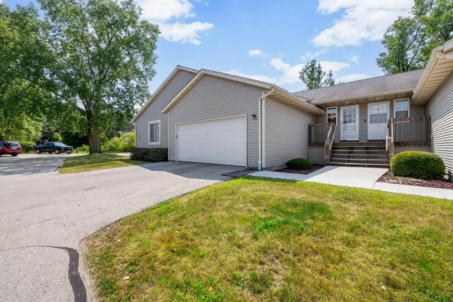 517 Slinger Rd, Slinger, WI 53086 - #2