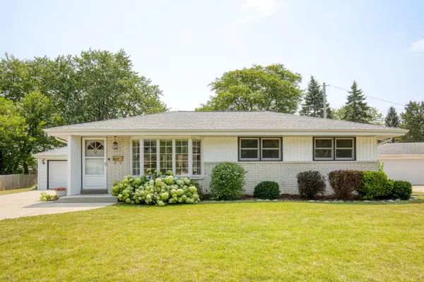 N87W18091 Summit Dr, Menomonee Falls, WI 53051