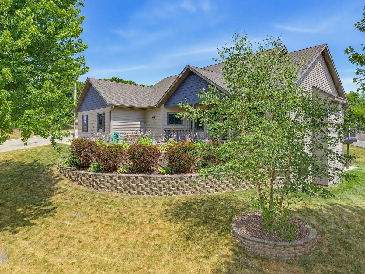 548 Fox River Hills Dr, Waterford, WI 53185 - #1