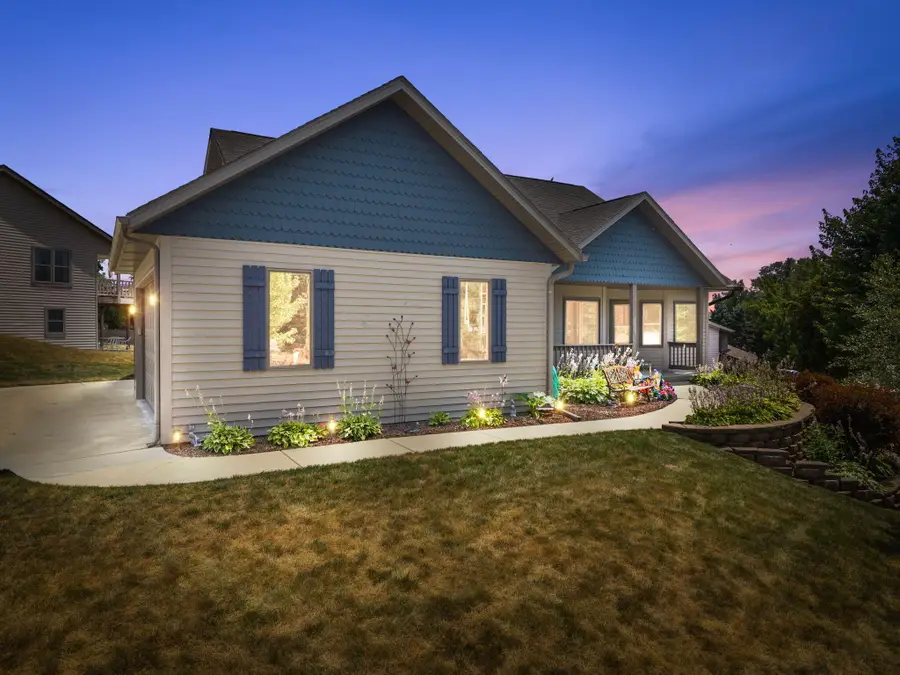 548 Fox River Hills Dr, Waterford, WI 53185 - #2