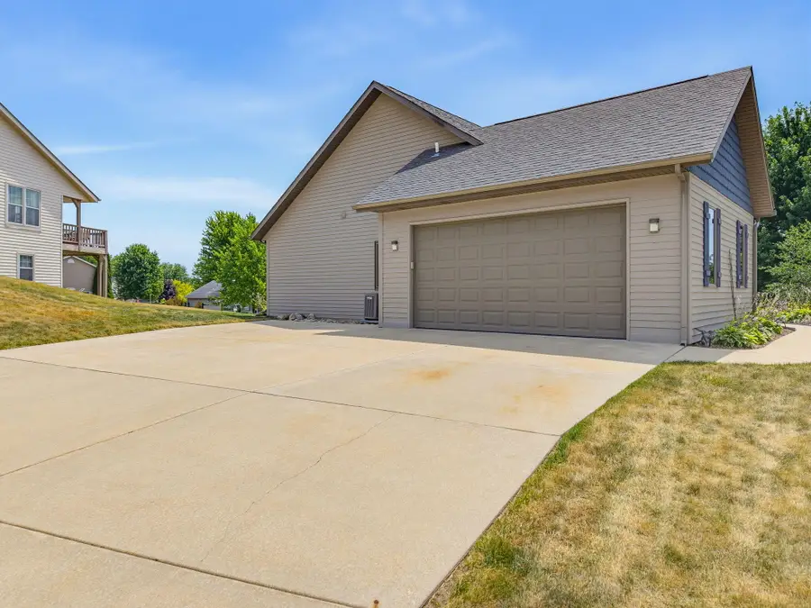 548 Fox River Hills Dr, Waterford, WI 53185 - #3