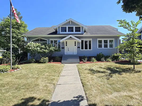 215 Randall Pl, Elkhorn, WI 53121