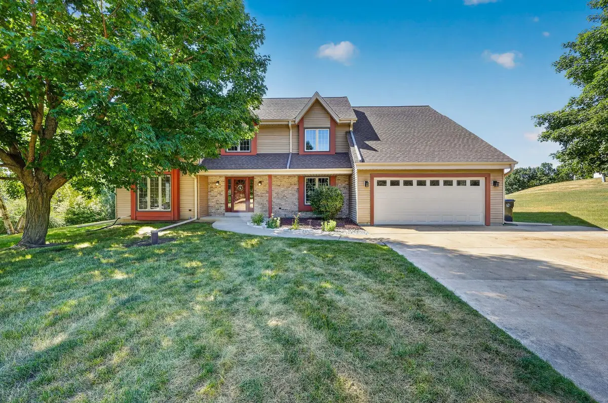 W248S6845 Sugar Maple Dr, Vernon, WI 53189 - #1