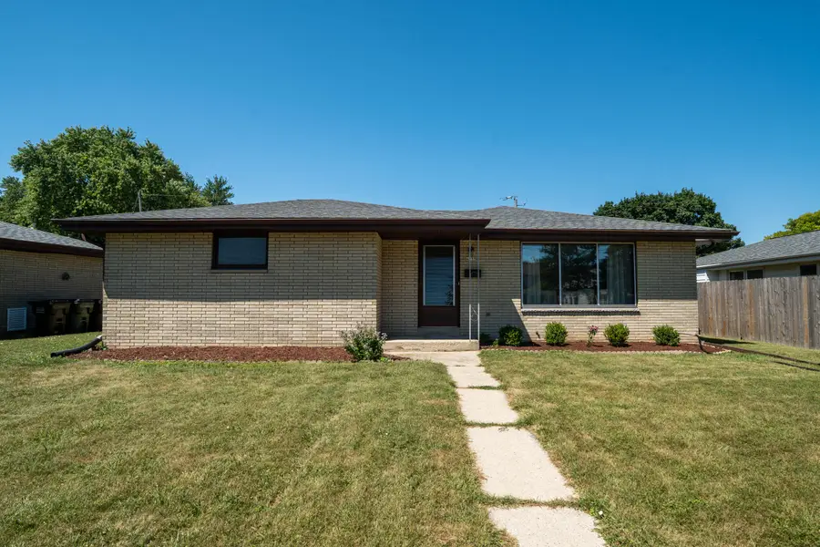 4255 S Nicholson Ave, Saint Francis, WI 53235 - #2
