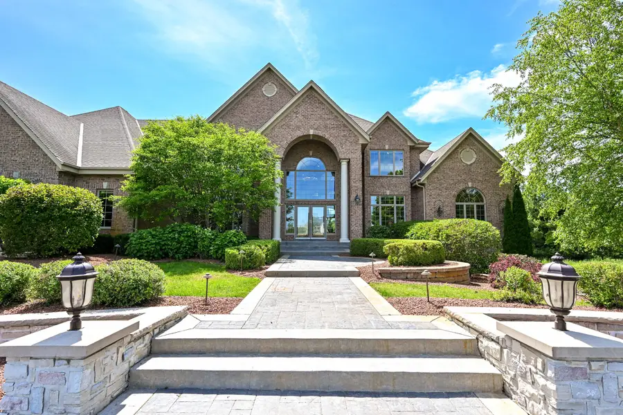 3277 N Canterbury Ln, Oconomowoc, WI 53066 - #2