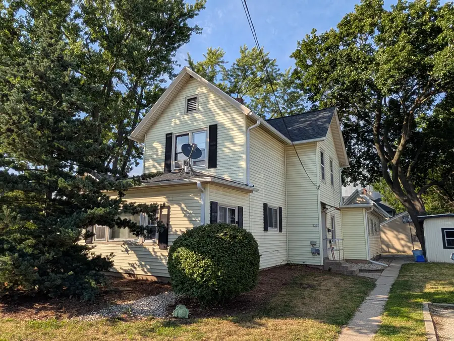 248 W Chestnut St, Burlington, WI 53105 - #3